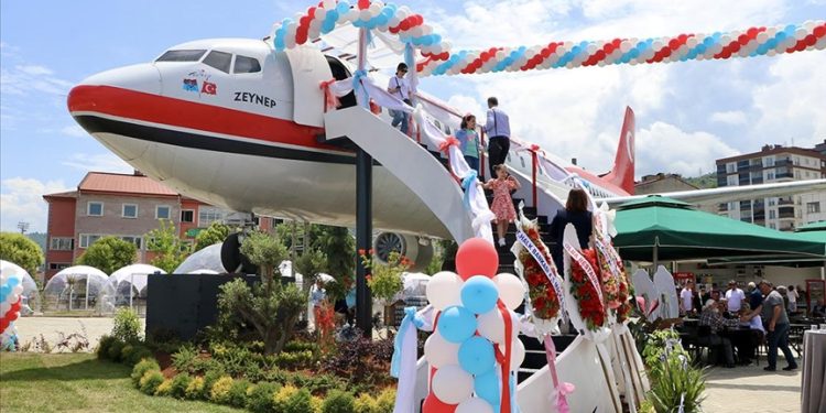 Pistten çıkan uçak, pide salonu oldu