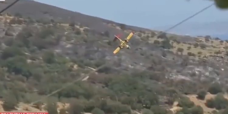 Yunanistan’da yangın söndürme uçağı düştü