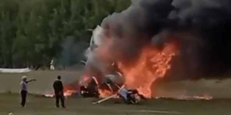 Elektrik kablolarına takılan helikopter düştü: 6 kişi öldü