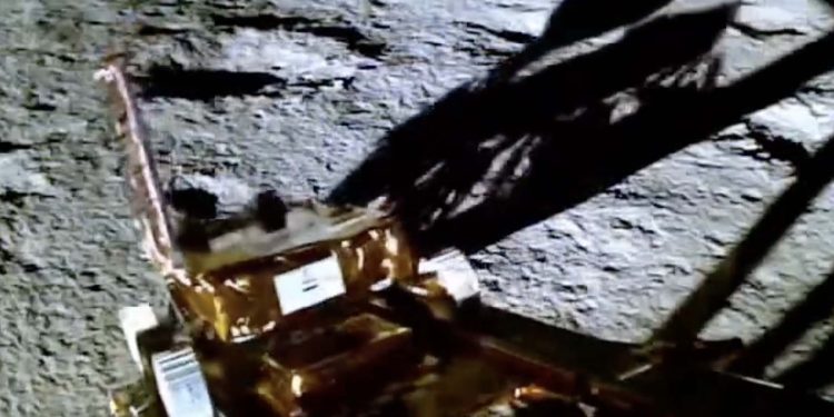 Hindistan uzay keşif aracının Ay’daki ilk görüntüleri paylaşıldı