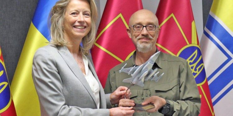 Ukrayna Savunma Bakanı Reznikov F-16 teslimatı için tarih verdi