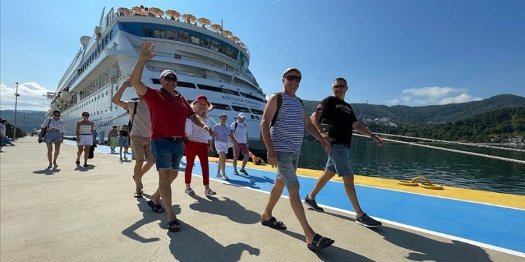 “Astoria Grande” kruvaziyeri 922 yolcusuyla Amasra’da demirledi