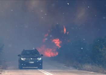 Yunanistan’daki orman yangını havaalanına yaklaştı