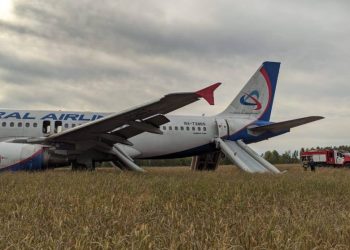 170 yolcunun bulunduğu uçak tarlaya acil iniş yaptı