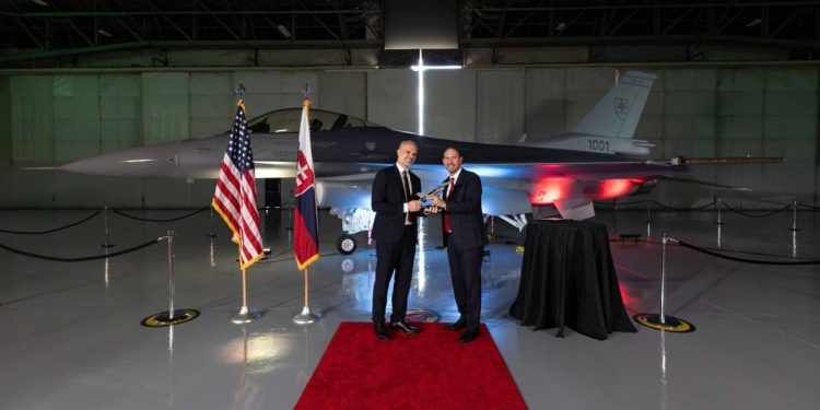 Slovakya’nın yeni F-16’sı tanıtıldı