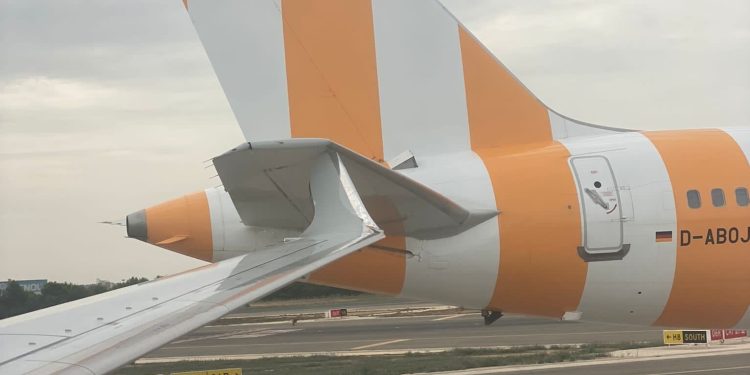 Air Europa uçağı taksi yaparken Condor uçağına çarptı!