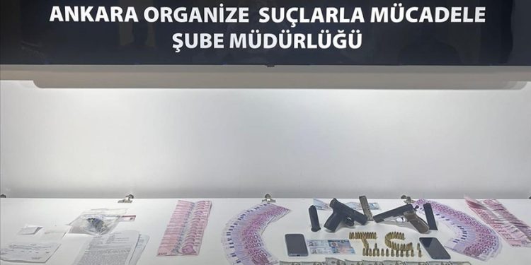 Suç örgütü elebaşı havalimanında yakalandı