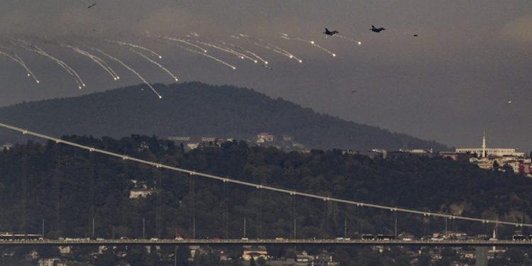 SOLOTÜRK ve Türk Yıldızları İstanbul Boğaz’ında nefes kesti