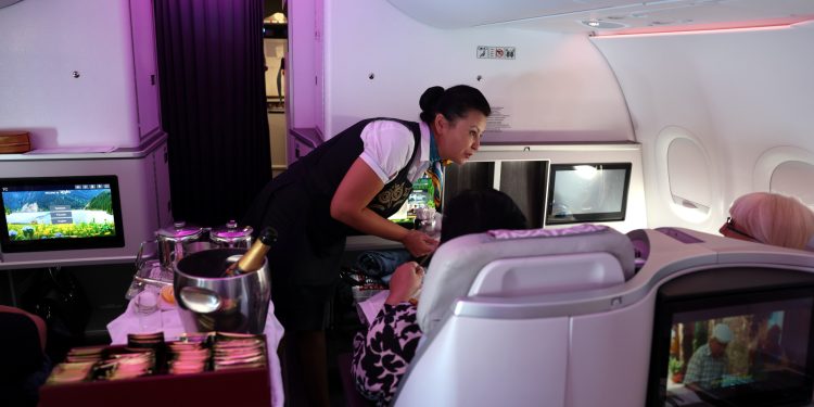 Uçakta oturduğunuz koltukta cam bardak kırılırsa ne yapmalısınız?