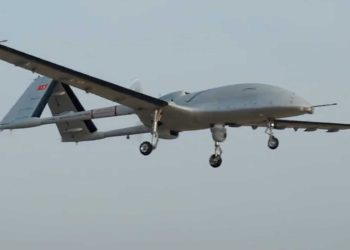 Selçuk Bayraktar&#8217;dan TB3 paylaşımı: &#8216;Önce göğe, sonra TCG Anadolu&#8217;ya&#8217;