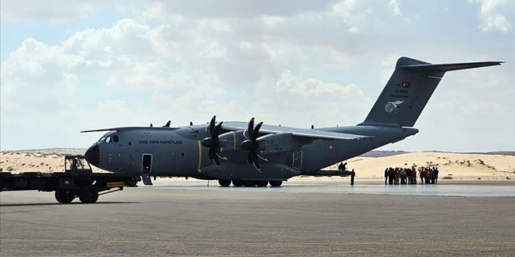 İnsani yardımları taşıyan ilk uçak Mısır’a iniş yaptı