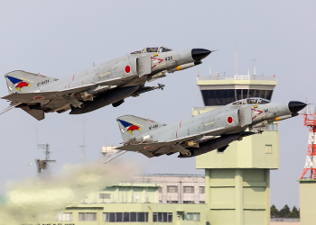 Savaş uçakları sivil havalimanlarında iniş ve kalkış tatbikatı yaptı