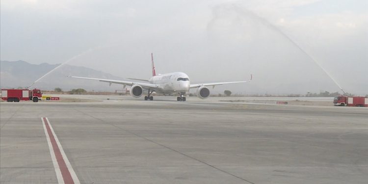 THY’nin geniş gövdeli uçağı yenilenen Ercan Havalimanı’na iniş yaptı