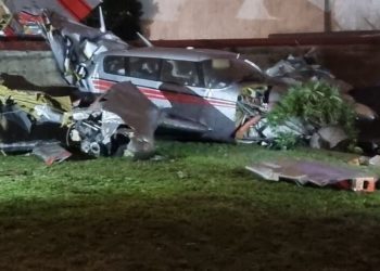 Paris’te acil iniş: Küçük uçak bahçe duvarına çarptı