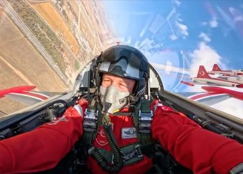 Hava Kuvvetleri Komutanı Kadıoğlu “Türk Yıldızları” ile uçtu