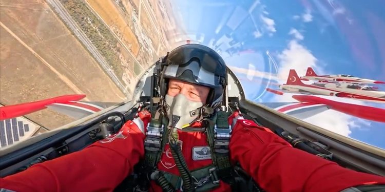 Hava Kuvvetleri Komutanı Kadıoğlu “Türk Yıldızları” ile uçtu