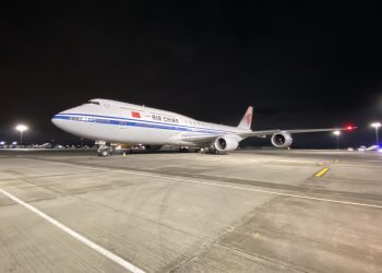 Havalimanına tarihinin en büyük uçağı teker koydu