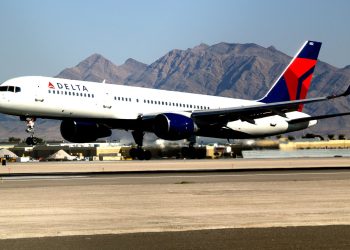 Burun tekerleği kopan uçak büyük tehlike atlattı