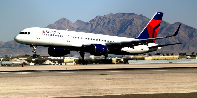 Burun tekerleği kopan uçak büyük tehlike atlattı