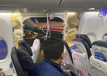 Gökyüzünde panik: Uçağın acil çıkış kapısı havada patladı