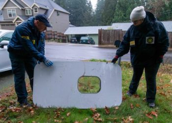 Alaska Airlines’a ait 737 MAX 9’un havada patlayan kapısı bulundu