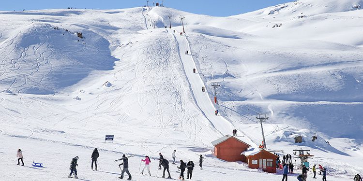 Hakkari’de 2 bin 800 rakımda kayak keyfi yaşıyor