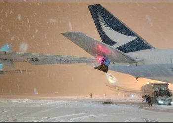 Karlı havada iki yolcu uçağı çarpıştı