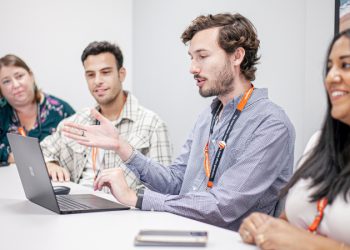 eayJet’ten üniversite mezunları için “pist” programı