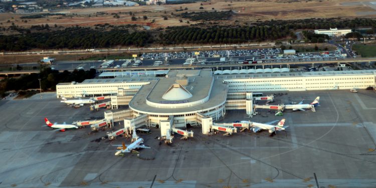 Uçaktaki yolcu kule ve diğer uçaklara lazer tuttu