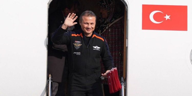 Alper Gezeravcı görevini tamamladı: Uzaydan 13 bayrakla döndü!