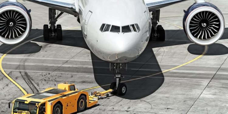 HKG’de korkunç kaza: Uçak yer görevlisini ezdi!