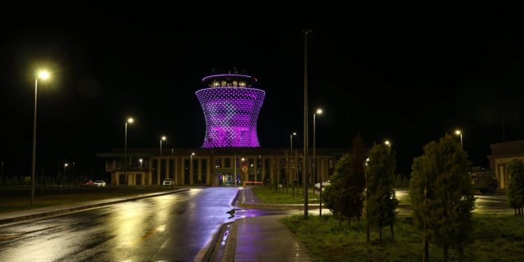 Rize-Artvin Havalimanı kulesi mora büründü