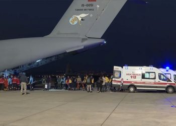 Gazzeli hastaları taşıyan uçak Ankara’ya indi
