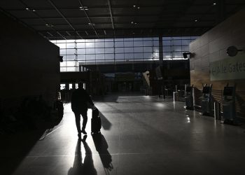 Grev yüzünden 200 bin yolcu etkilendi