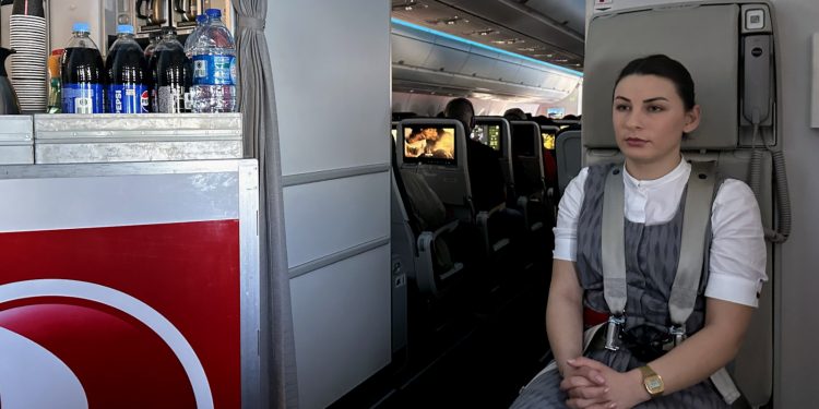 Kabin ekipleri iniş ve kalkışta neden ellerinin üzerinde oturur?