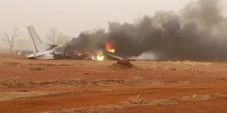 AN-26 inişte düşerek ateş topuna döndü