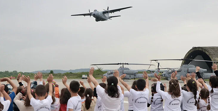 Deniz Hava Komutanlığı kapılarını çocuklara açtı