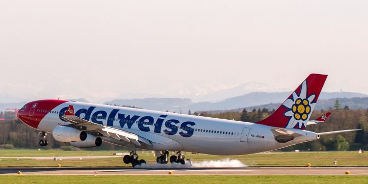 Uçak kalkışta irtifa kaybederek havalandı