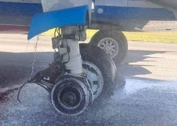 Uçağın kalkışta iniş takımları kırıldı