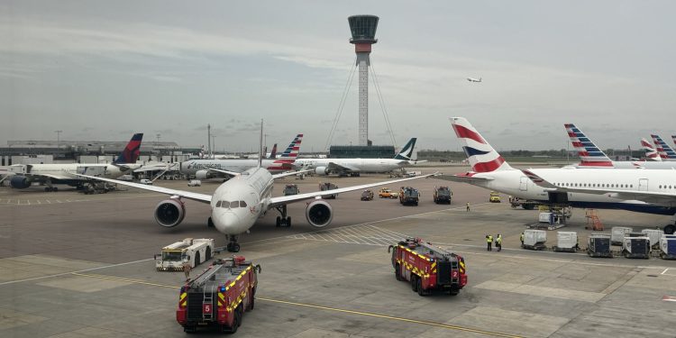 Heathrow’da iki yolcu uçağı apronda çarpıştı