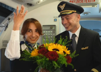 Pilot hostes sevgilisine uçakta evlenme teklif etti