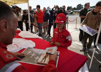 Türk Yıldızları havacılık tutkunlarıyla buluştu