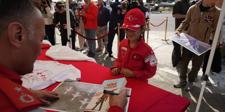 Türk Yıldızları havacılık tutkunlarıyla buluştu