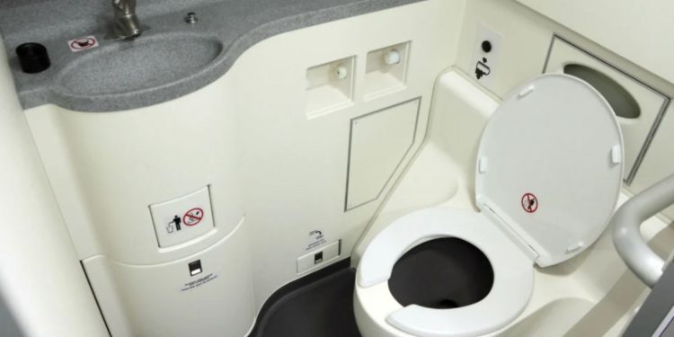 Tuvalet taşınca uçak geri döndü