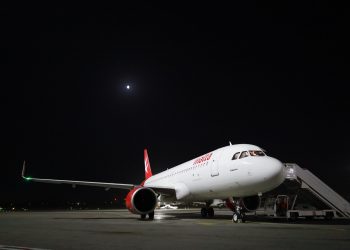 Havayolunun ilk uçuşunda koridora işedi!