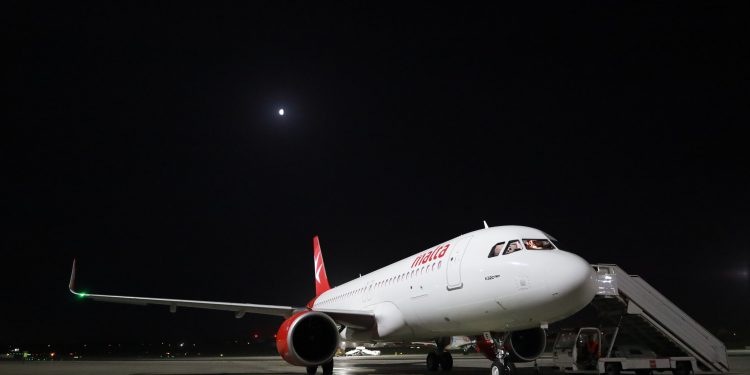 Havayolunun ilk uçuşunda koridora işedi!