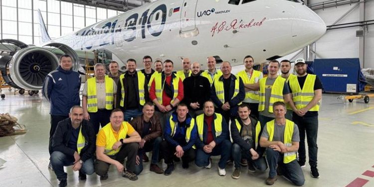 Rus yolcu uçağı hizmete başlamadan bakım ekibi kuruldu