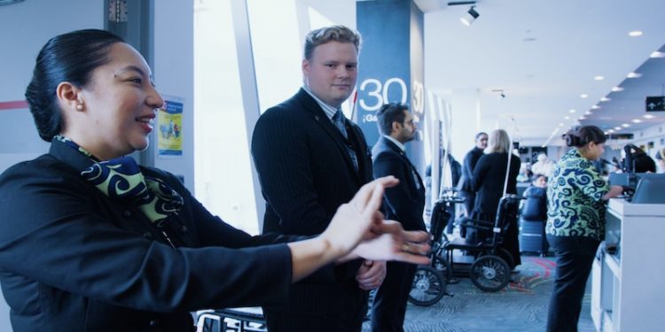 Uçuşta kabin ekipleri işaret dili kullandı