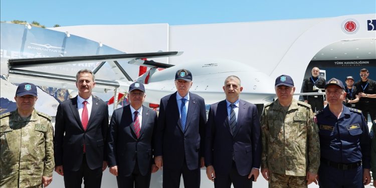 Cumhurbaşkanı Erdoğan, Savunma Sanayii Fuarı’nı gezdi