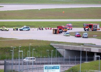 Aktivistler havalimanı pistine ellerini yapıştırdılar